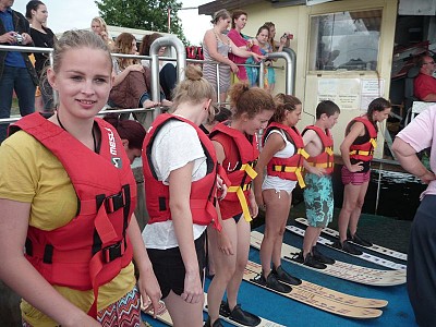 Jugendliche aus dem Internat beim Wasserskifahren